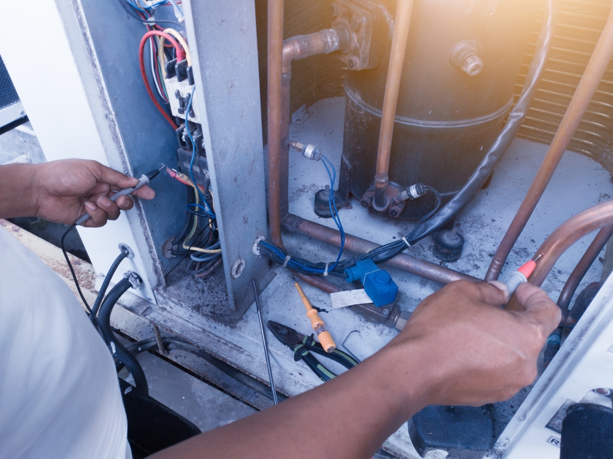 Technician,Is,Checking,The,Power,Cable,Of,Air,Conditioning,Hvac