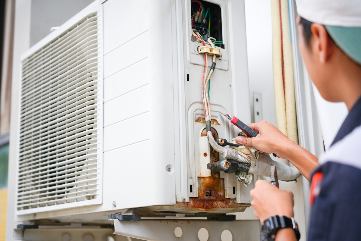 Repairman,Fix,Air,Conditioning,Systems,,Male,Technician,Service,For,Repair