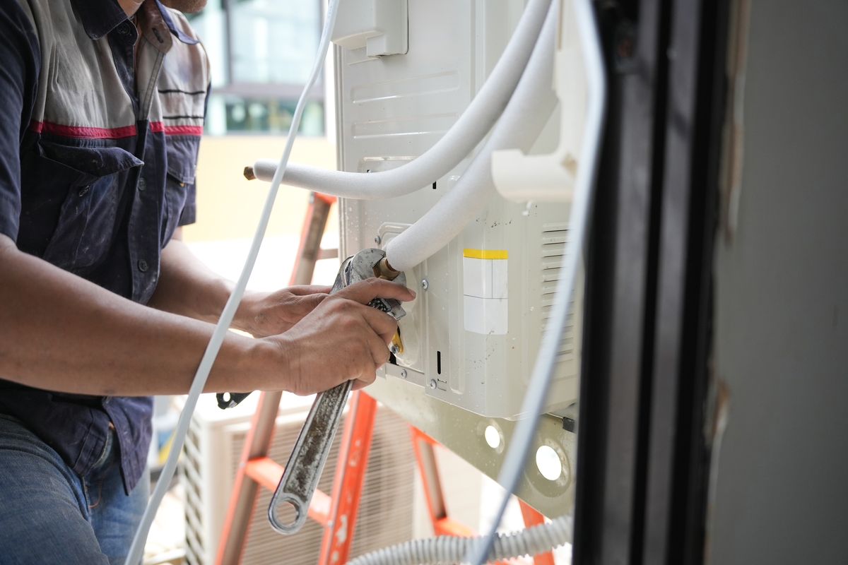Close-up,Of,Hvac,Maintenance,And,Repair,Work,,Professional,Air,Conditioner